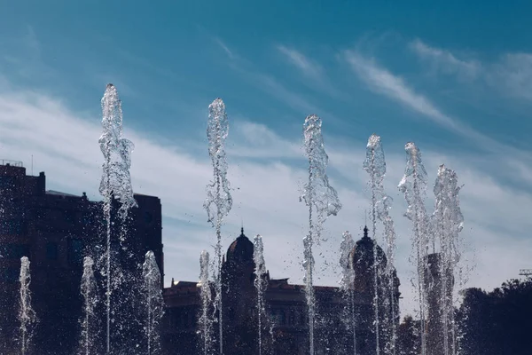 Detail des Wassers auf dem schönen Brunnen am Plaza Catalunya oder — Stockfoto