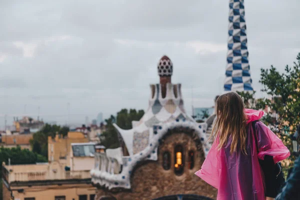 Turist flicka i Park Guell under regn, Barcelona, Spanien.. — Stockfoto