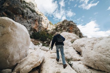 Yaşlı adam insdide Avrupa - aktivite en derin kanyon hiking