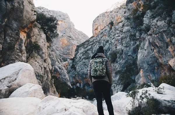 Woman hiking insdide the deepest canyon  in Europe - Activity an — Stock Photo, Image