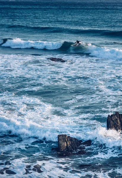 Actividad de surf en la playa de Masua cerca del Pan di Zucchero en — Foto de Stock