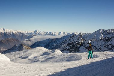 Panoramik manzarayı İtalya Champorcher Aosta kayakçı.