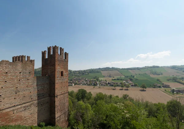 Італія - Квітень 2017 - перегляд історичного селища Castell'Arquato з сільськогосподарських полів на задньому плані - Вісконті замок в місті Castell'Arquato. — стокове фото