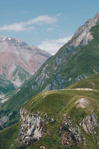 Gudauri Georgia-Rusya dostluk Anıtı, Gürcistan 2 yakınındaki dağ manzarası.
