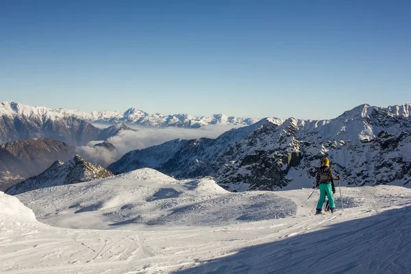 Skidåkare njuta panoramautsikt Italien Champorcher Aosta. — Stockfoto