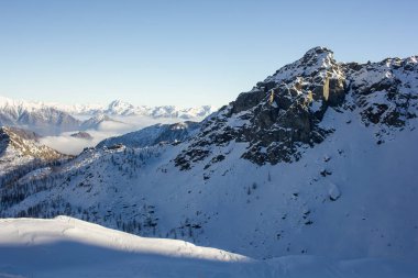 Kış sezonu - İtalya - dağın tepesinde kar