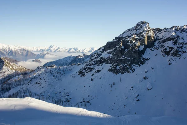 En la cima de la montaña en Italia - temporada de invierno - nieve —  Fotos de Stock