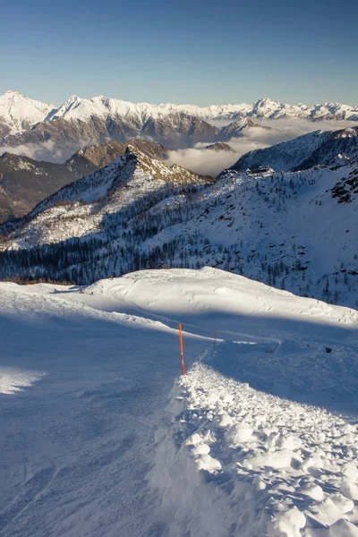 I toppen av berget i Italien - vintersäsongen - snö — Stockfoto
