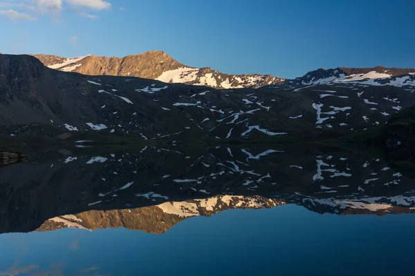 Vue imprenable sur un lac près du refuge qui est situé près du lac Mis Xorin, près du sanctuaire de Notre-Dame de la Neige (Madonna delle Nevi ). — Photo