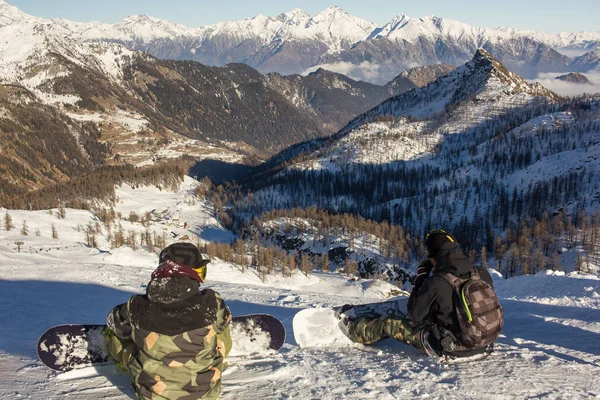 Två snowboardåkare avkopplande och redo rida gratis surfing i snön från toppen av berget i Italien — Stockfoto