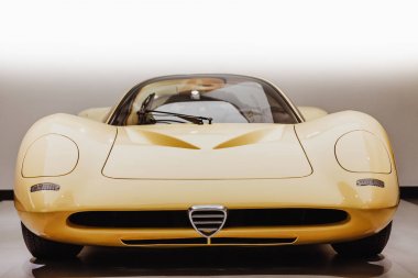 Frontal görünümünü izole Super sport fütüristik - eski model araba - taşıma ve otomotiv görüntü - kapalı