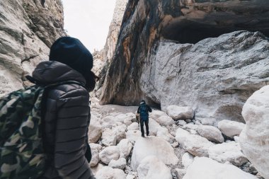 Kadın insdide Europe - aktivite ve sağlık kavramı - Gola Su Gorroppu en derin kanyon hiking