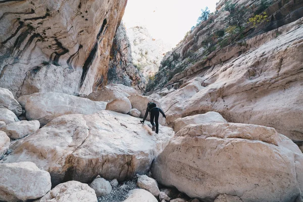 Kadın insdide Europe - aktivite ve sağlık kavramı - Gola Su Gorroppu en derin kanyon hiking