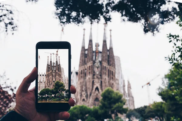 Kavram - turist alarak fotoğraf ünlü kilise Kutsal Aile mobil akıllı telefon, İspanya - Barcelona - Catalonia ile seyahat