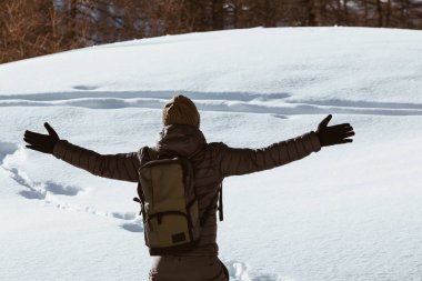 Yalnız adam kışın kar üzerinde vahşi hayattan zevk