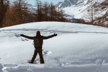 Yalnız adam kış aylarında kar üzerinde vahşi hayattan zevk.