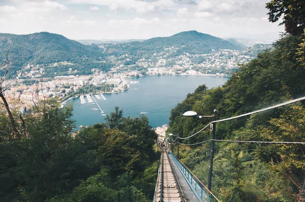 Spectaculaire uitzichtpunt Comomeer uit de kabelbaan - Brunate, Como, Italië - Lombardys — Stockfoto