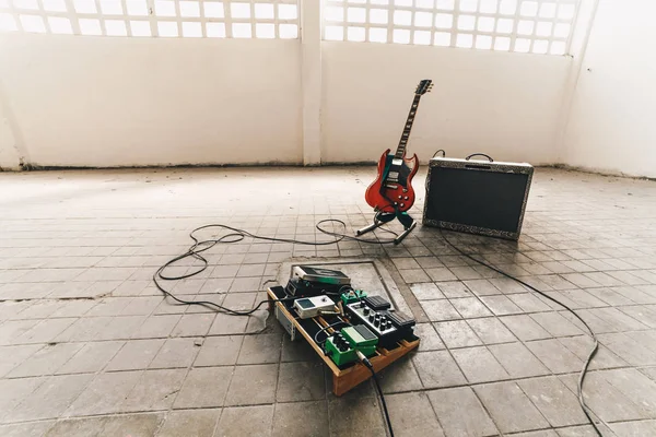 Amplifikatör ve elektro gitar elektro gitar stomp kutusunu effectors ve kabloları studio katta