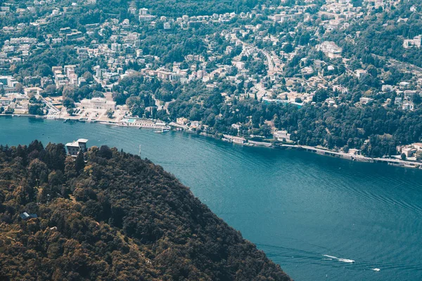 Spectaculaire uitzichtpunt Comomeer vanaf de bovenkant van de vuurtoren - Brunate, Como, Italië - Lombardije — Stockfoto