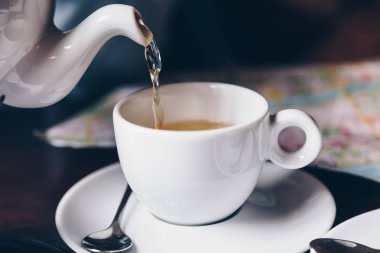 tatlılar ve çay ile masa - turuncu Cafe birlikte akşamları çay