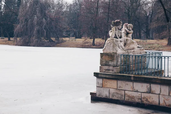 겨울에 바르샤바 로얄 온천 공원에서 얼어붙은 호수와 Ludwik 카우 프만 의해 비스툴라 강의 우화 — 스톡 사진