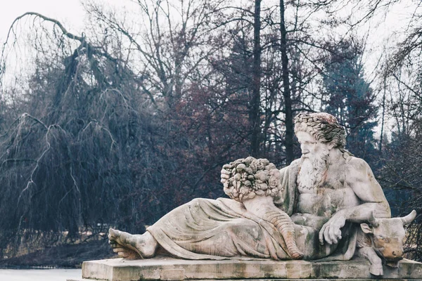 Socha v parku Lazienki - řeka Bug alegorie, lázně Royal Park, Varšava, Polsko. — Stock fotografie
