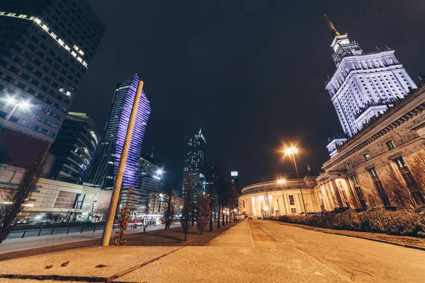 Warszawy, w nocy, w centrum miasta, oferuje nowoczesne i starożytnych budynku na tle — Zdjęcie stockowe