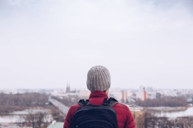 Kış mevsiminde - şehir explorer sırt çantası ile Panorama arayan turist