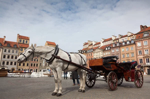 Atlı arabası önünde Old Town, Varşova, Polonya