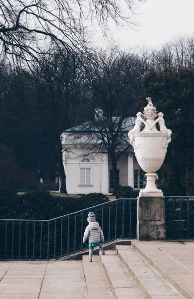 Crianças brincando sozinhas no Palácio da Água - Palácio Real no parque Lazienki no inverno em Varsóvia, Polônia — Fotografia de Stock