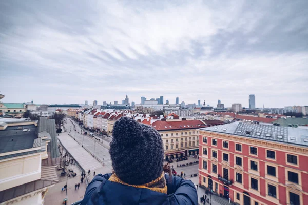 Turista mirando el centro de Varsovia desde la torre durante la temporada de invierno — Foto de Stock