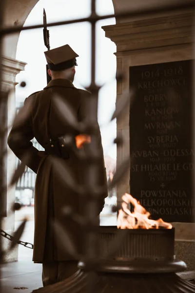 Warschau, Polen - mar, 2018 Ehrenwache in der Nähe des Grabes des unbekannten Soldaten in Warschau, Polen — Stockfoto