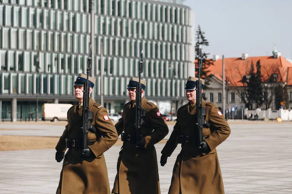 Warschau, Polen - mar, 2018 Ehrenwache in der Nähe des Grabes des unbekannten Soldaten in Warschau, Polen — Stockfoto