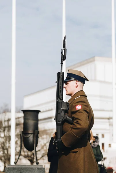 Warschau, Polen - mar, 2018 Ehrenwache in der Nähe des Grabes des unbekannten Soldaten in Warschau, Polen — Stockfoto