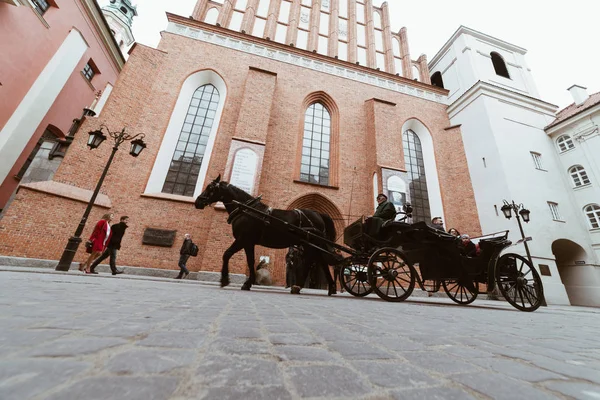 Варшава - Мар, 2018 туристів їздити в перевезенні з коней в історичній частині міста Варшава — стокове фото
