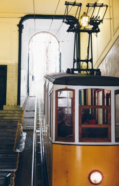 Lisbon, Portekiz - Portekiz Ulusal anıt ve popüler bir turistik Avrupa'nın eski sarı tramvay