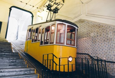 Lisbon, Portekiz - Portekiz Ulusal anıt ve popüler bir turistik Avrupa'nın eski sarı tramvay.