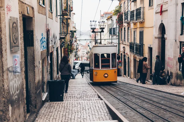 Lisbon, Portekiz - Nisan 2018 graffiti ile klasik Tramvayda eski street, Lisbon, Portekiz