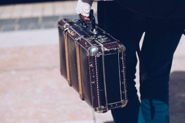 sokak sanatçı - müzisyen - vintage çanta çekip ile seyahat dünya çapında.