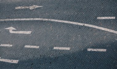 Yön ok ve Lizbon - el yapımı taş kaldırımda sokak tabelası geleneksel Portekizce el yapımı arka plan Mozaik