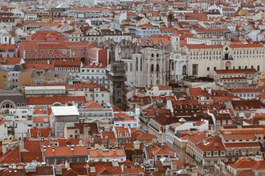 Lizbon panoramik manzaralı kale - Portekiz başkentinin Cityscape gözlem güverteden .