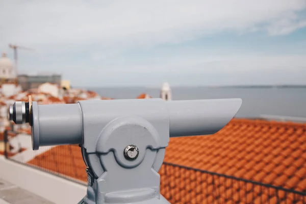 Telescopio en la plataforma de observación del castillo con paisaje urbano borroso de Lisboa - Portugal - punto de vista 2 . — Foto de Stock