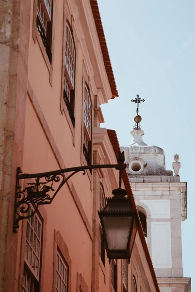Tradiční fasádou s církví na pozadí v městě Lisabon - Portugalsko . — Stock fotografie