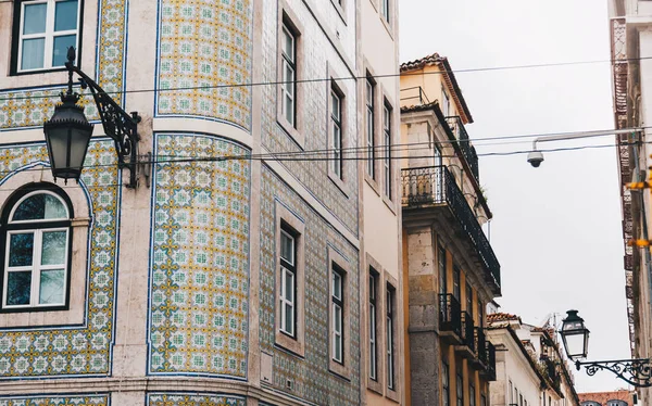 Fachada de color tradicional en la ciudad de Lisboa - Portugal . — Foto de Stock