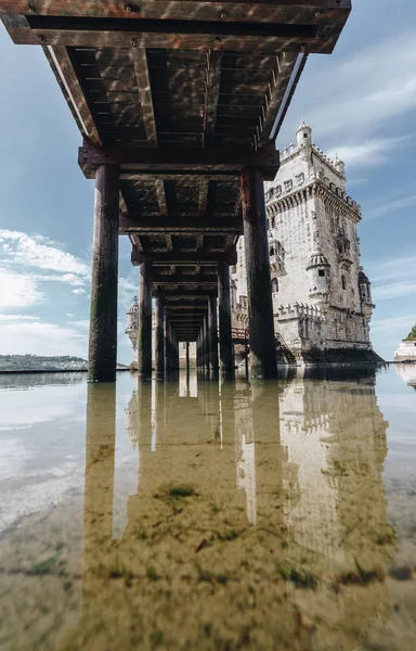 Vista de largo ângulo sob a ponte de madeira da Torre de Belém - Antiga torre de defesa no Rio Tejo - Lisboa Portugal - atracção turística — Fotografia de Stock