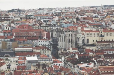 Lizbon panoramik manzaralı kale - Portekiz başkentinin Cityscape gözlem güverteden .