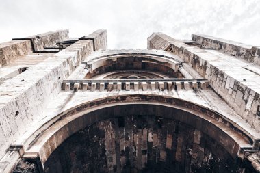 Üzerinden aşağıda Lizbon, Portekiz ünlü katedral görüntülemek.