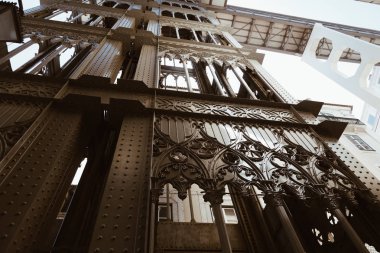 İn görüntülemek Santa Justa asansör aşağıdan - Lizbon, Portekiz.