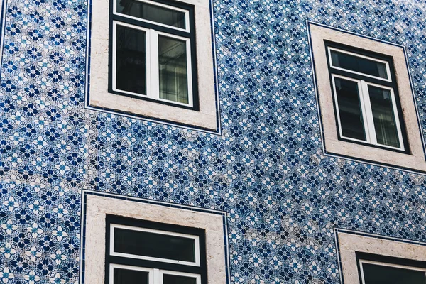 Fachada de colores en la ciudad de Lisboa - Portugal . — Foto de Stock