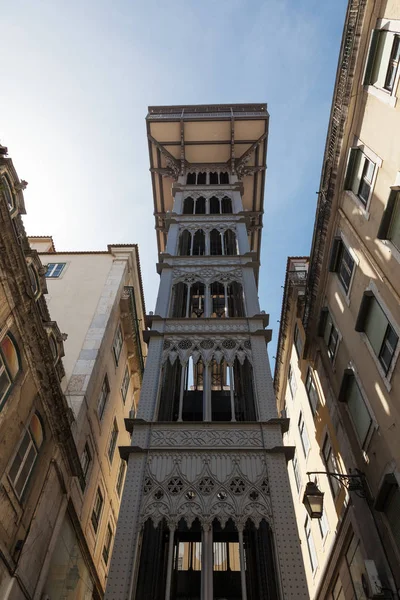 Pohled výtah Santa Justa z níže - Lisabon, Portugalsko. — Stock fotografie